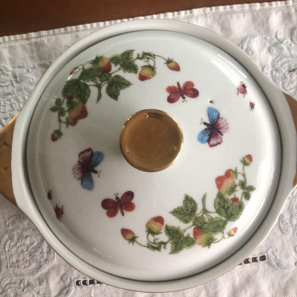 Vintage covered casserole dish with strawberry vine, butterfly and ladybugs. - Picture 2 of 8